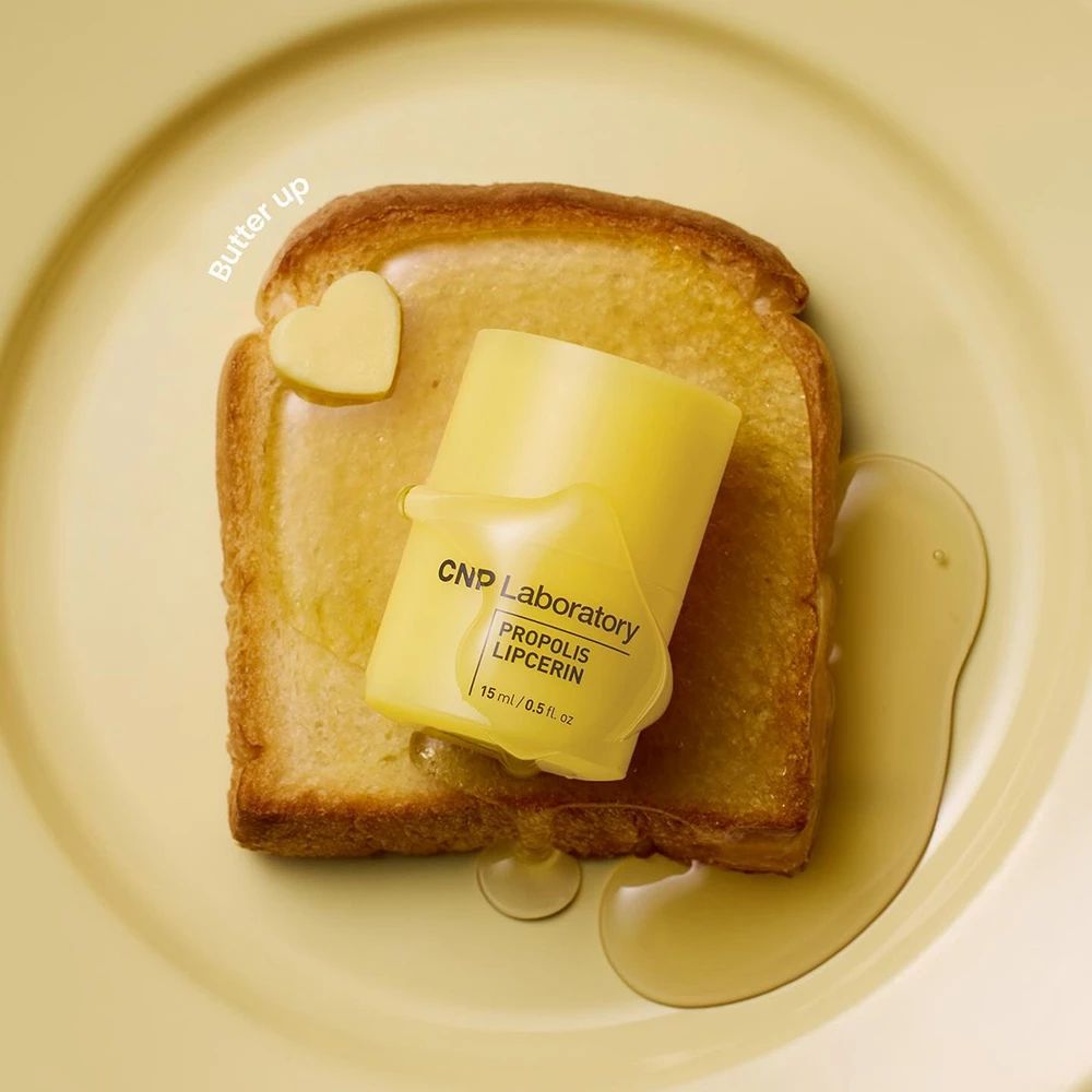 Gelbe CNP Lippenmaske auf Toast mit Butter und Honig. Produktname sichtbar.