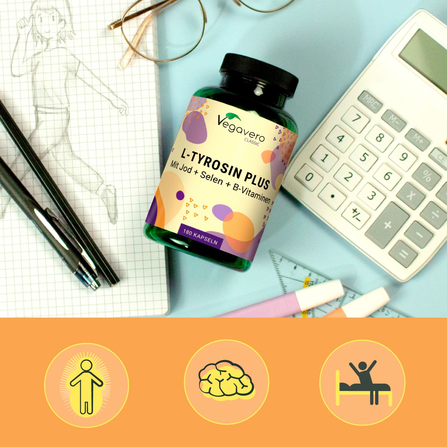 Grüne Flasche mit Produktetikett auf Schreibtisch. Stifte, Notizblock, Brille, Taschenrechner und Symbole.