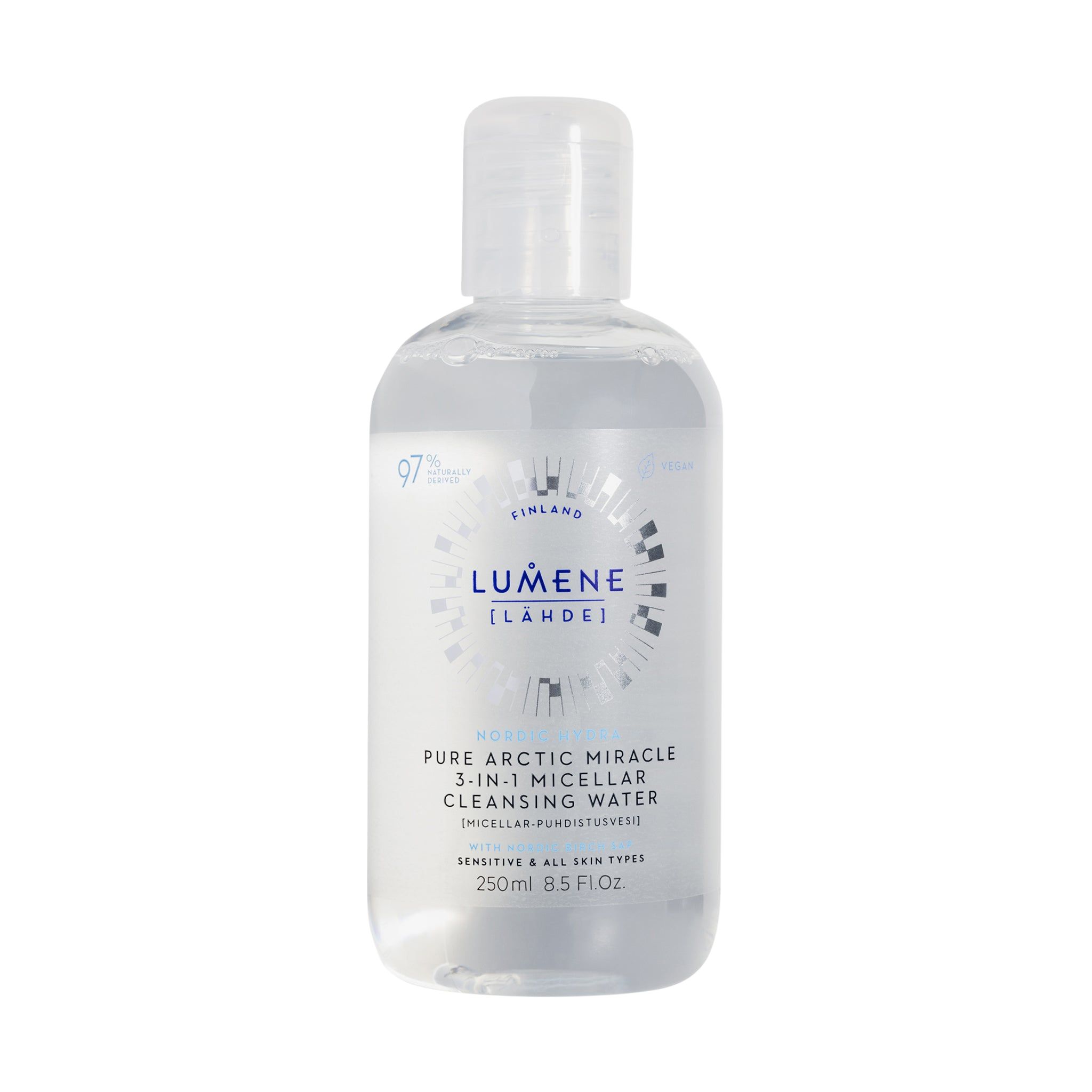 Klare Flasche mit weißem Deckel. Aufschrift: LUMENE [LAHDE] Pure Arctic Miracle 3-in-1 Micellar Cleansing Water. Für sensible Haut.