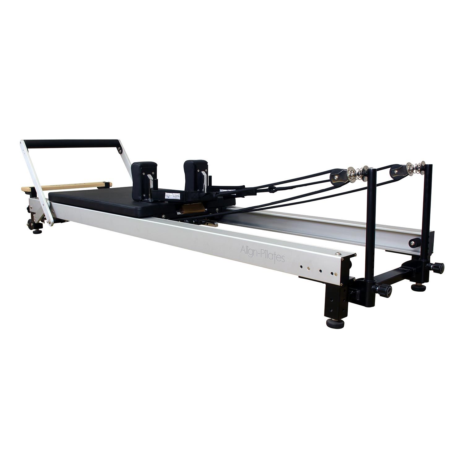 Pilates-Reformer mit schwarzer Liegefläche, silbernem Rahmen und Griffen. Align-Pilates-Logo sichtbar.