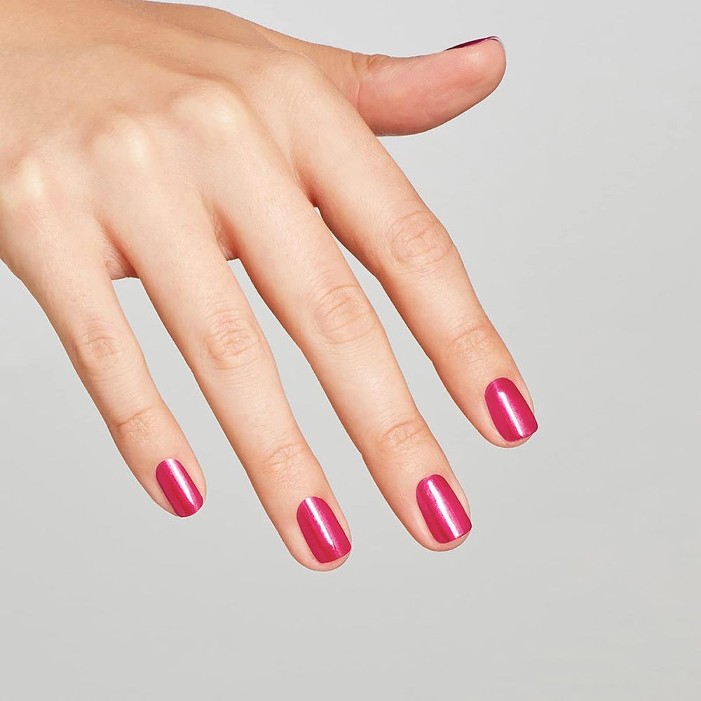Hand mit lackierten Nägeln. Nägel mit pinkfarbenem Nagellack.
