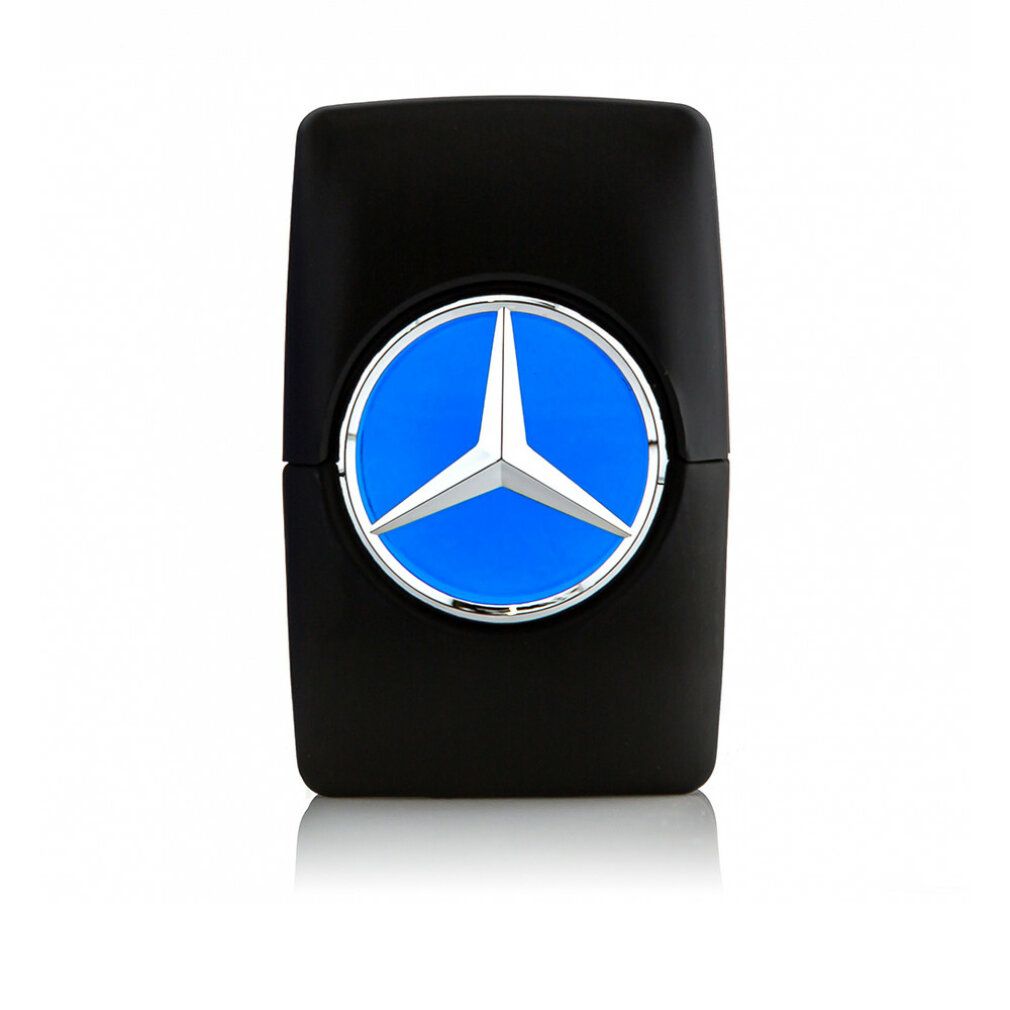 Schwarzer Flakon mit blauem Mercedes-Benz-Logo. Rechteckige Form. Silberner Rand um das Logo.