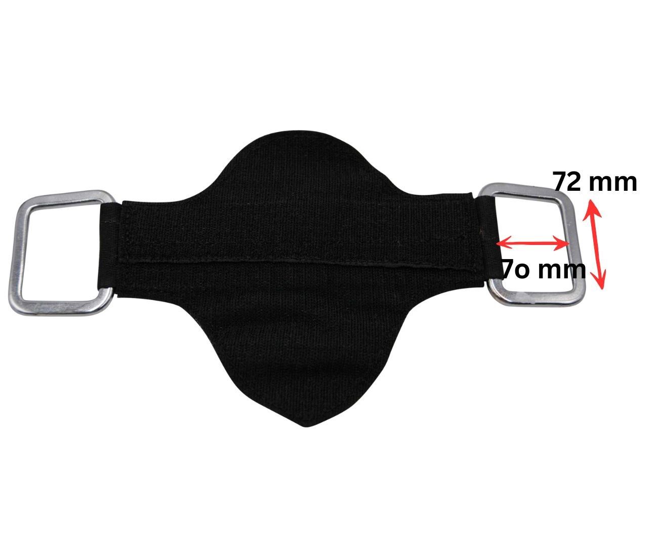 Schwarze AMKA Steigbügelaufhängung mit zwei Metallringen. Abmessungen: 70 mm x 72 mm.