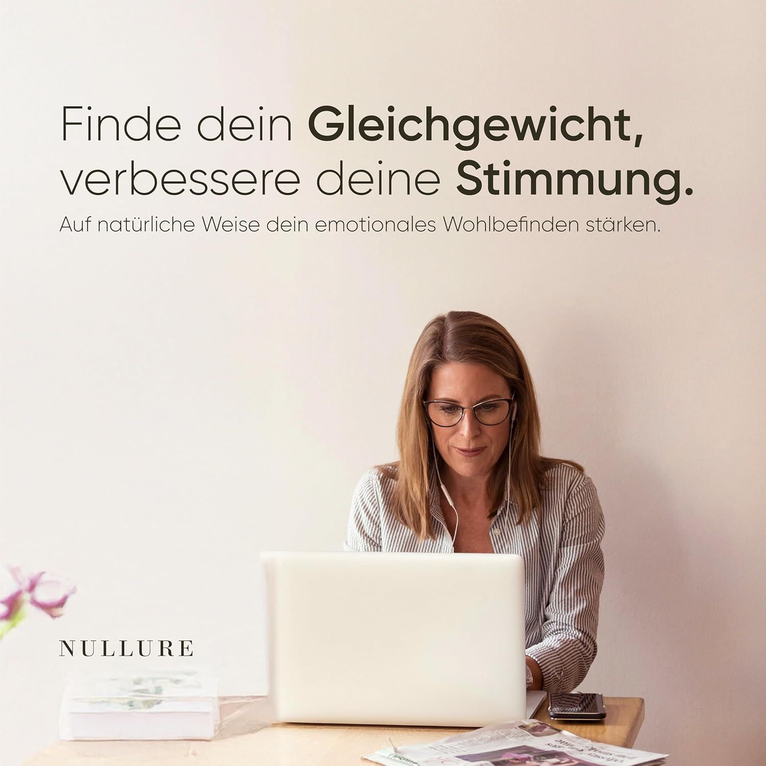 Frau sitzt vor Laptop. Aufschrift: Nullure. Text: Finde dein Gleichgewicht, verbessere deine Stimmung.