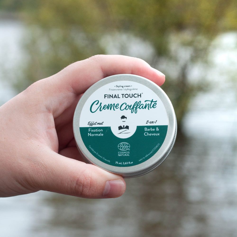 Runde Dose mit Stylingcreme. Aufschrift "Final Touch Crème Coiffante". 2-in-1 für Bart & Haare. Dose wird von Hand gehalten.