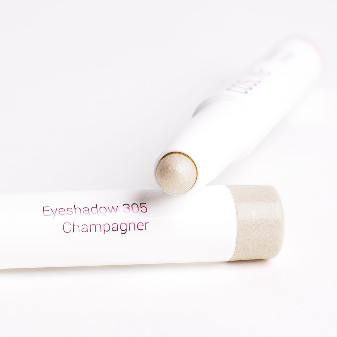 Zwei weiße Lidschattenstifte. Aufschrift: Eyeshadow 305 Champagner. Farbe: Champagner.