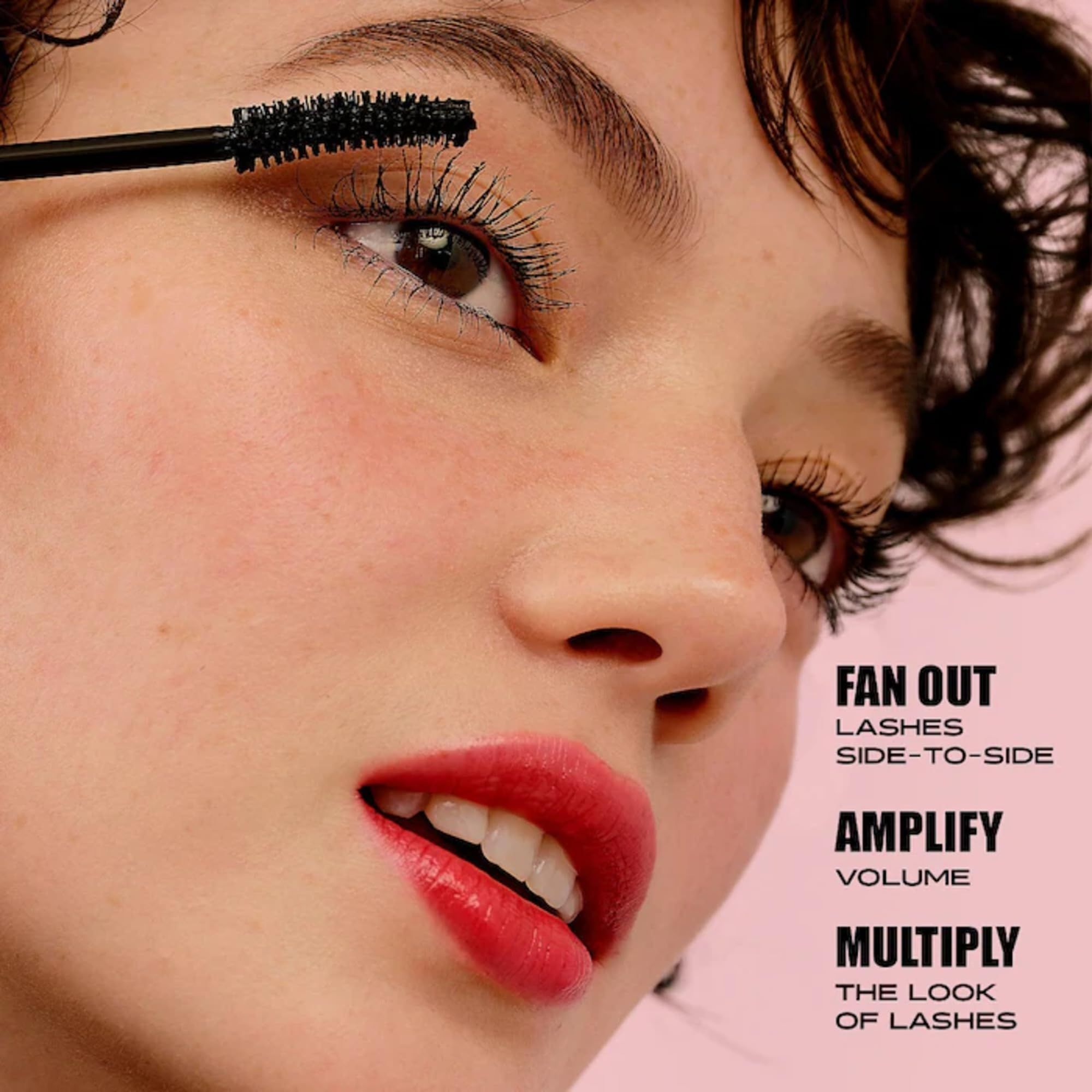 Nahaufnahme eines Gesichts mit Mascara auf den Wimpern. Text beschreibt die Effekte.