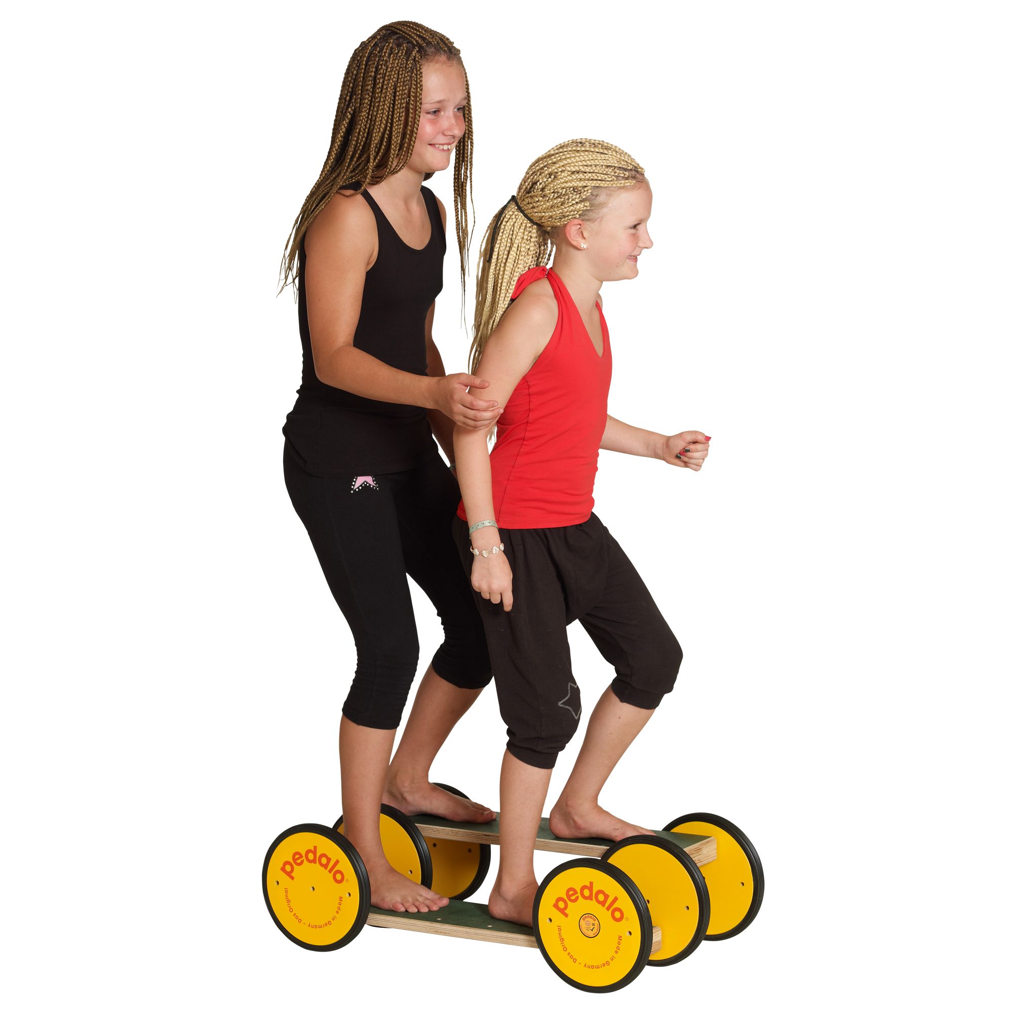 Zwei Mädchen auf einem Pedalo® Combi. Ein Mädchen steht auf dem Gerät, das andere hält sie fest. Gelbe Räder, schwarze Trittflächen, Haltestange.