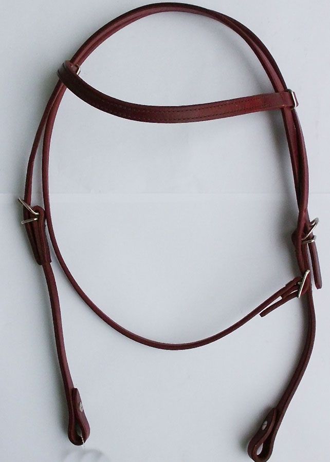 Braunes Kopfgestell mit Riemen und Schnallen. Das Leder ist dunkelbraun. Das Kopfgestell ist auf hellem Hintergrund.