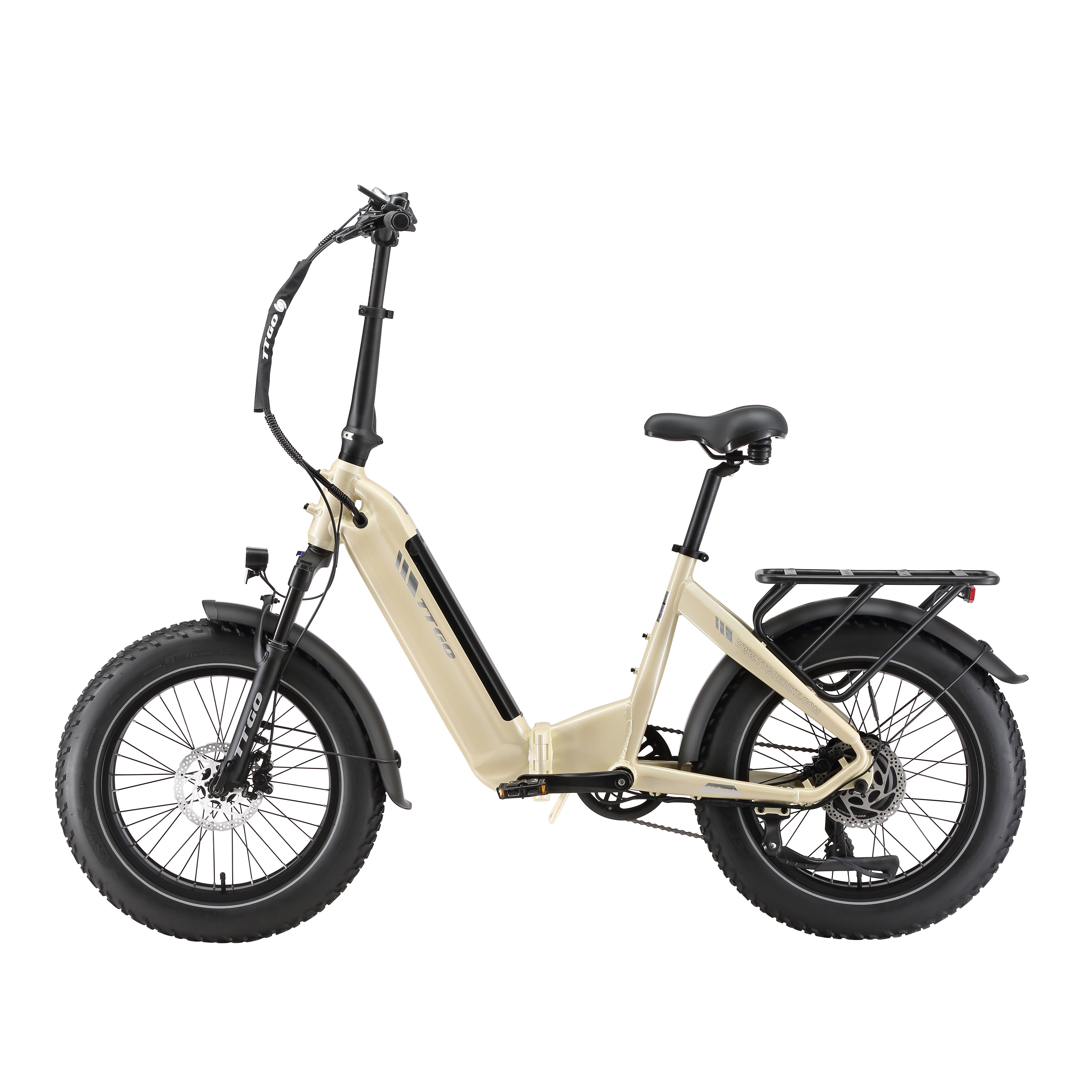 Beige Klapp-E-Bike mit schwarzen Reifen und Details. Schwarzer Sattel, Gepäckträger. Auf dem Reifen steht "ADVENTURE".