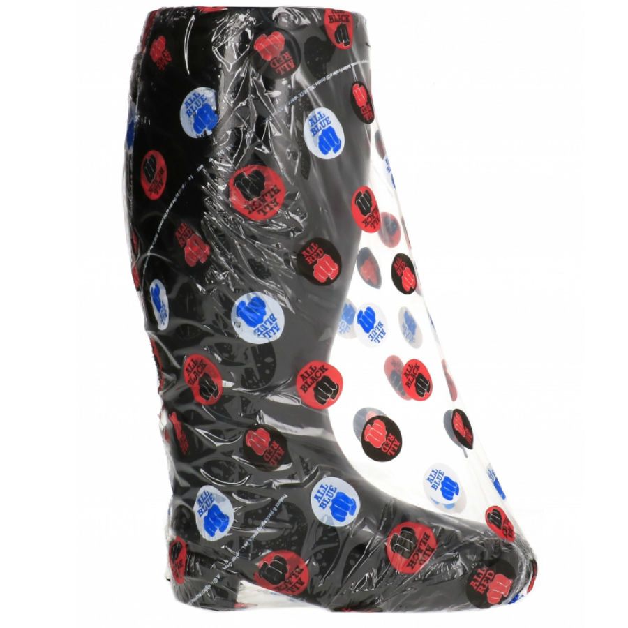 Schwarzer Dildo in Stiefelform, in Folie verpackt. Auf der Folie befinden sich rote, blaue und weiße Aufkleber.