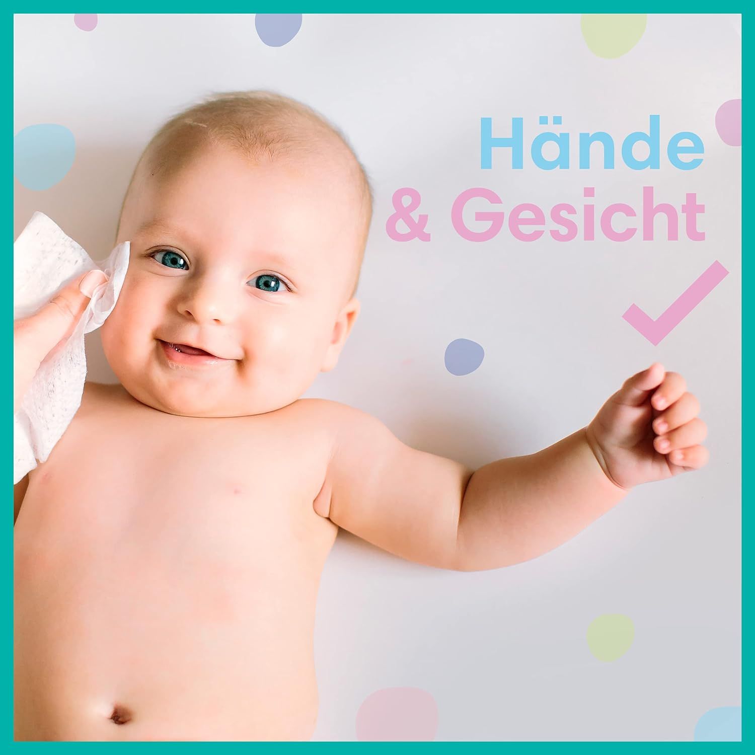 Baby wird mit einem Feuchttuch im Gesicht gereinigt. Text: Hände & Gesicht.