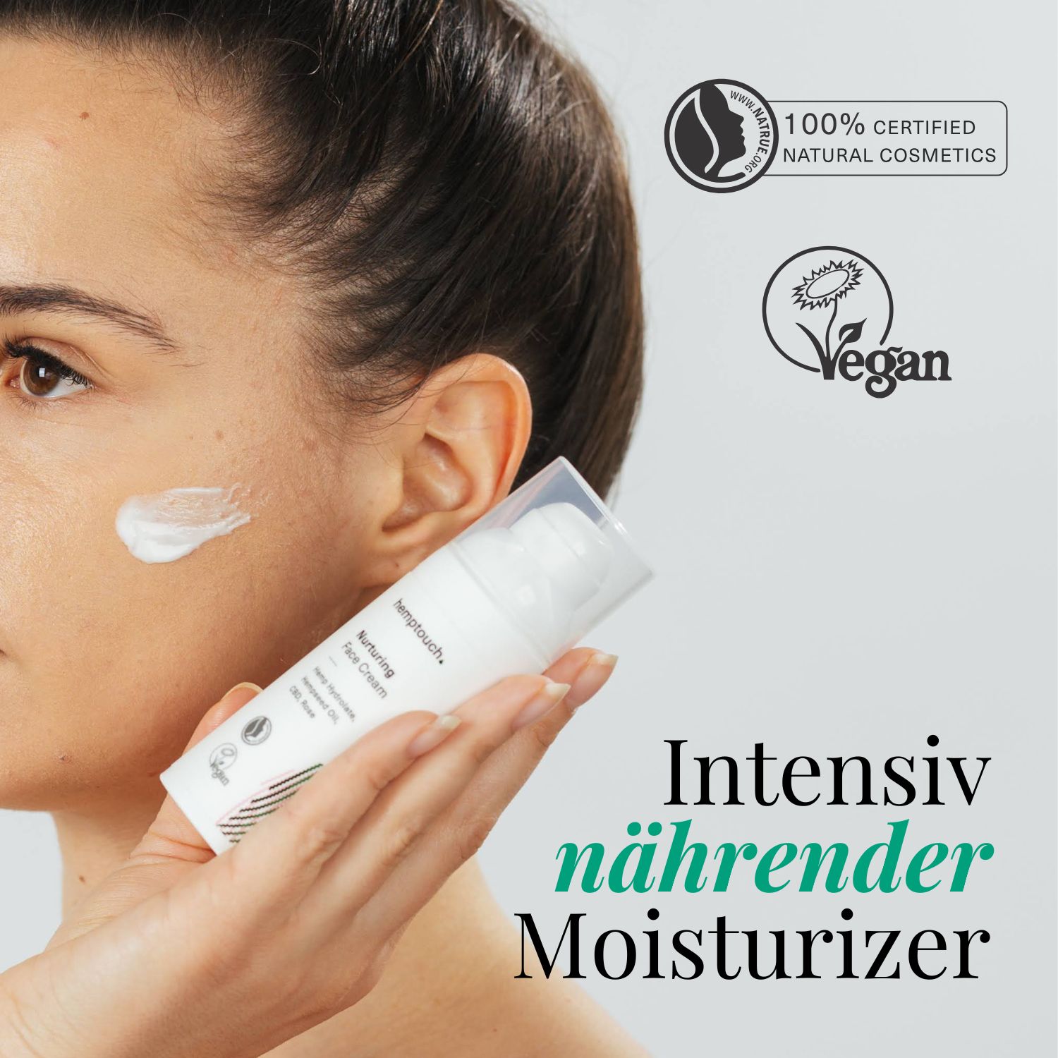Frau trägt Creme auf. Aufschrift: Nurturing Face Cream. Vegan-Siegel. Text: Intensiv nährender Moisturizer. Zertifizierte Naturkosmetik.
