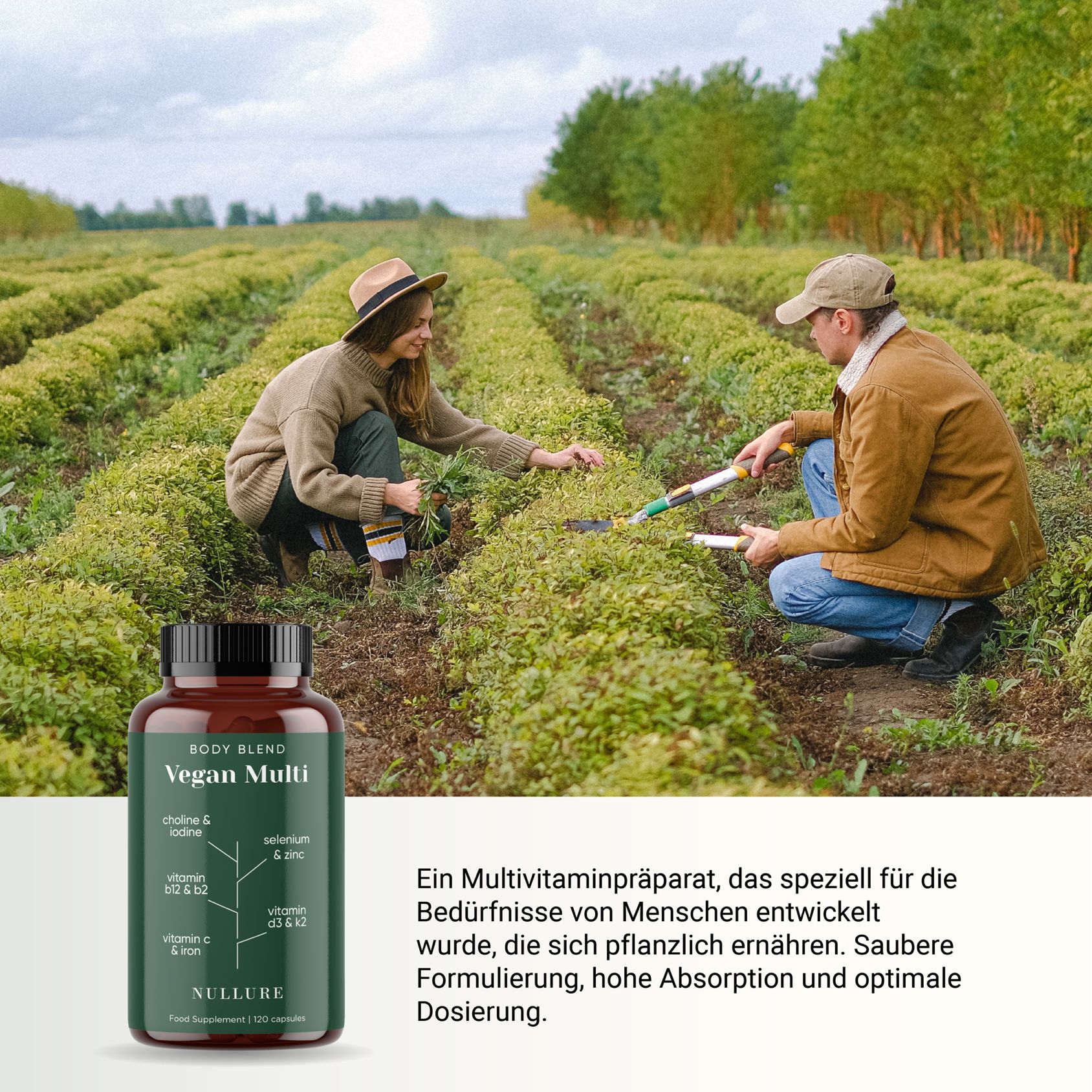 Zwei Personen in einem Feld, neben einer Flasche Vegan Multi. Text: Vegan Multi, Body Blend. Enthält Vitamin C, B12, D3, Eisen, Zink.