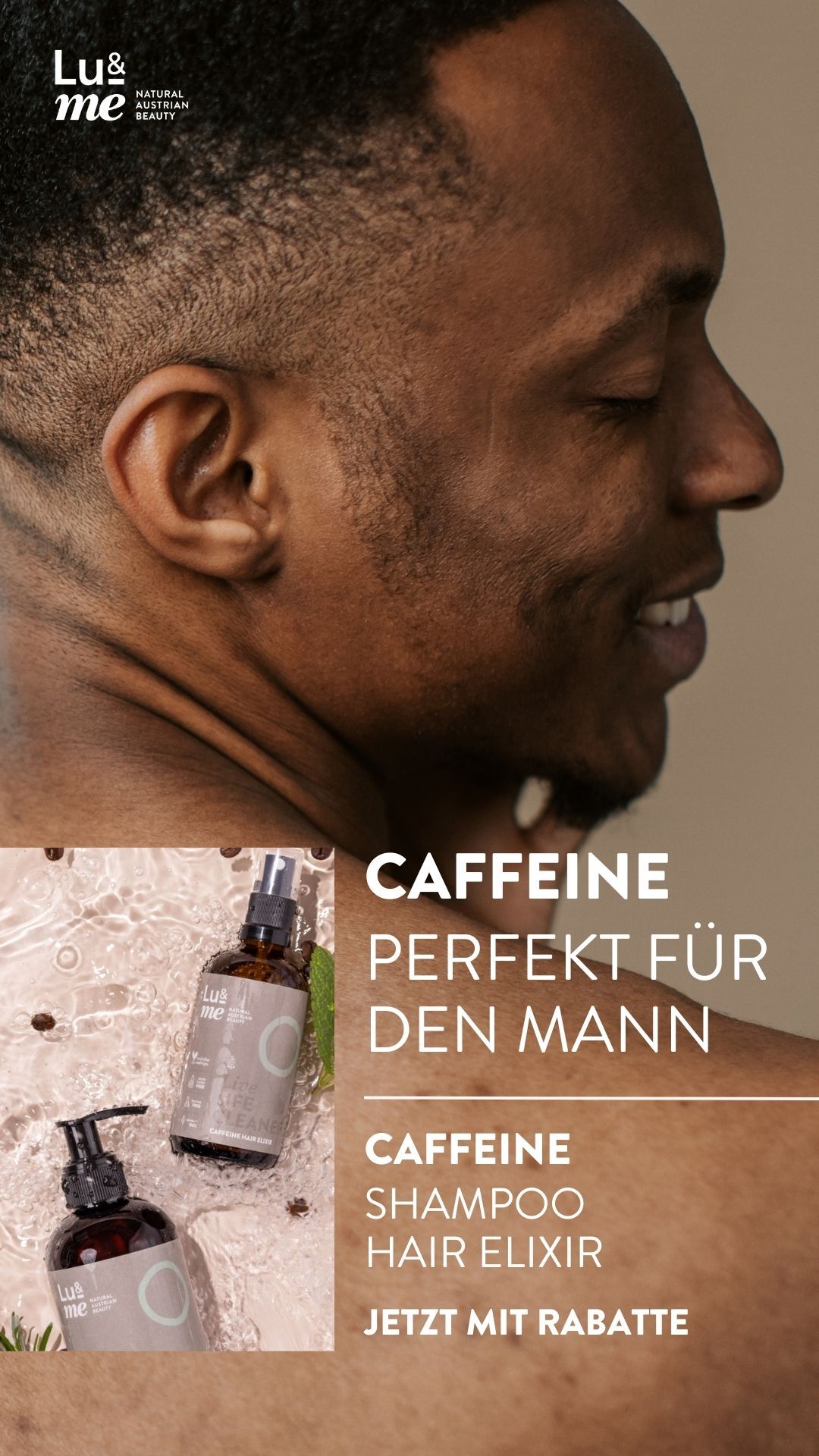 Mann mit Haaren. Zwei braune Flaschen im Wasser. Aufschrift: Caffeine Shampoo, Hair Elixir. Text in deutscher Sprache.