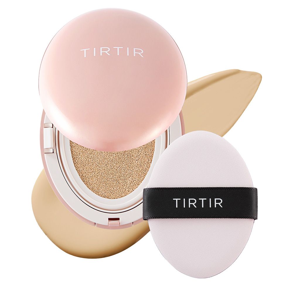 Ein rosafarbener TIRTIR Mask Fit All Cover Cushion mit Applikator und einem Foundation-Fleck.