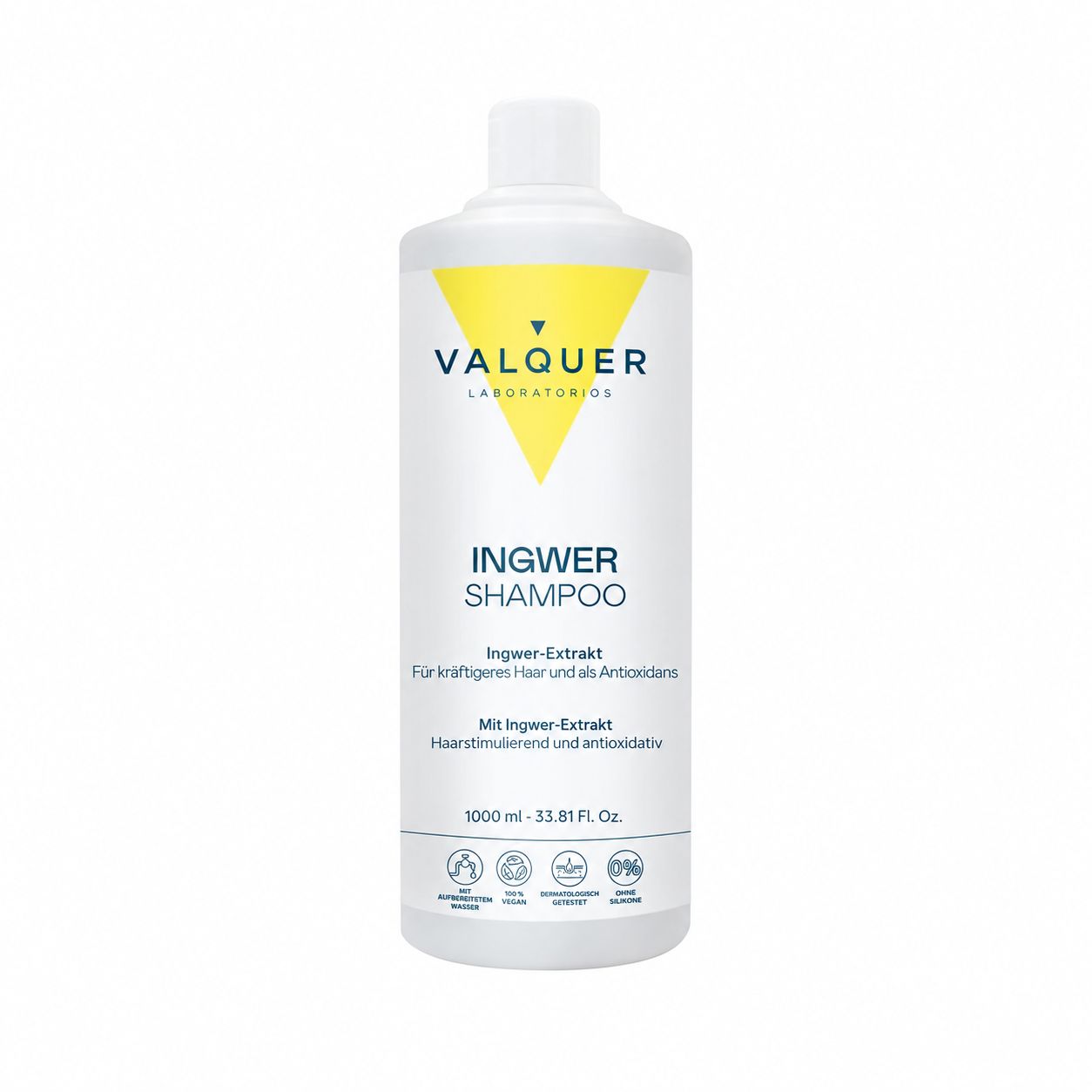 Baby in einer Badewanne mit einem Fläschchen Shampoo.