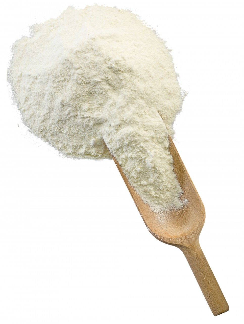 Haufen helles Pulver in Holzlöffel. Nahaufnahme, isoliert auf weißem Hintergrund.