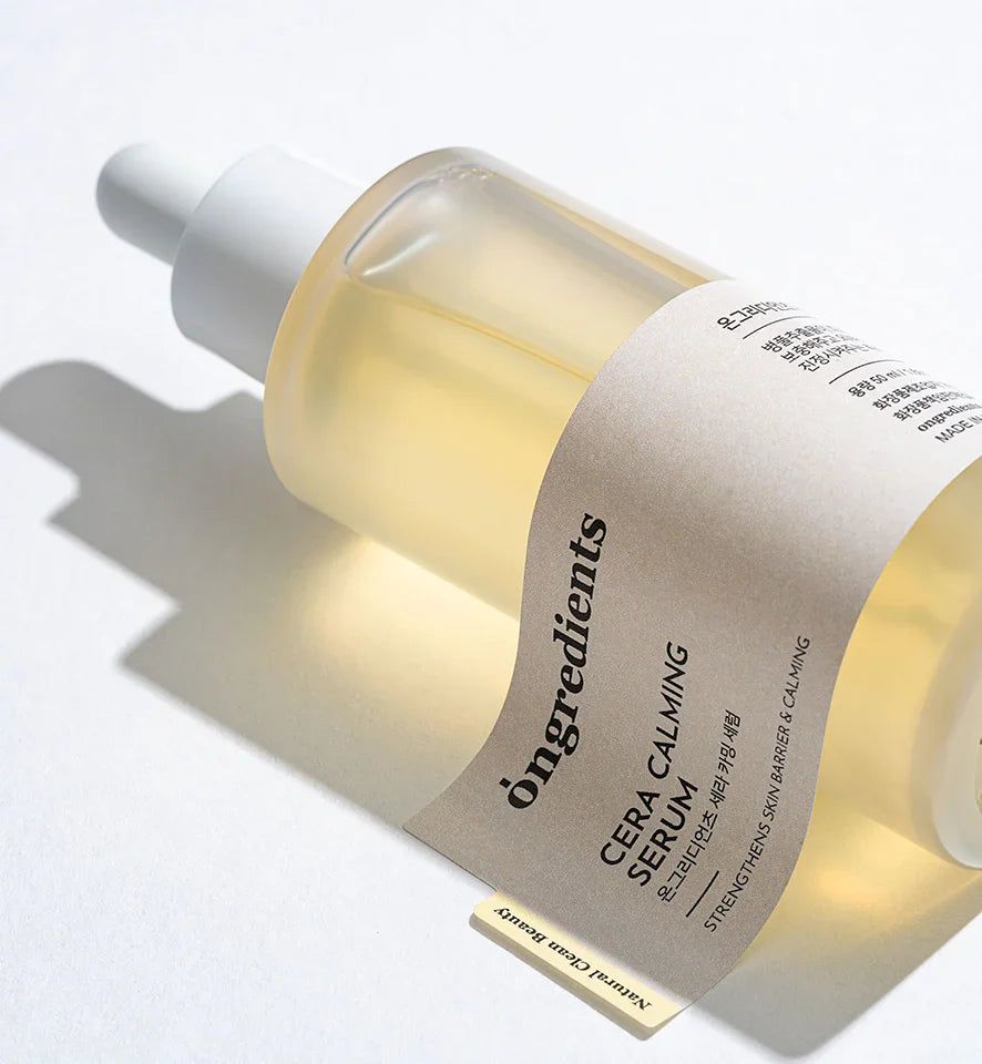 Serumflasche mit Pipette. Aufschrift: Ongredients Cera Calming Serum. Etikett mit Text. Natürliche Inhaltsstoffe.