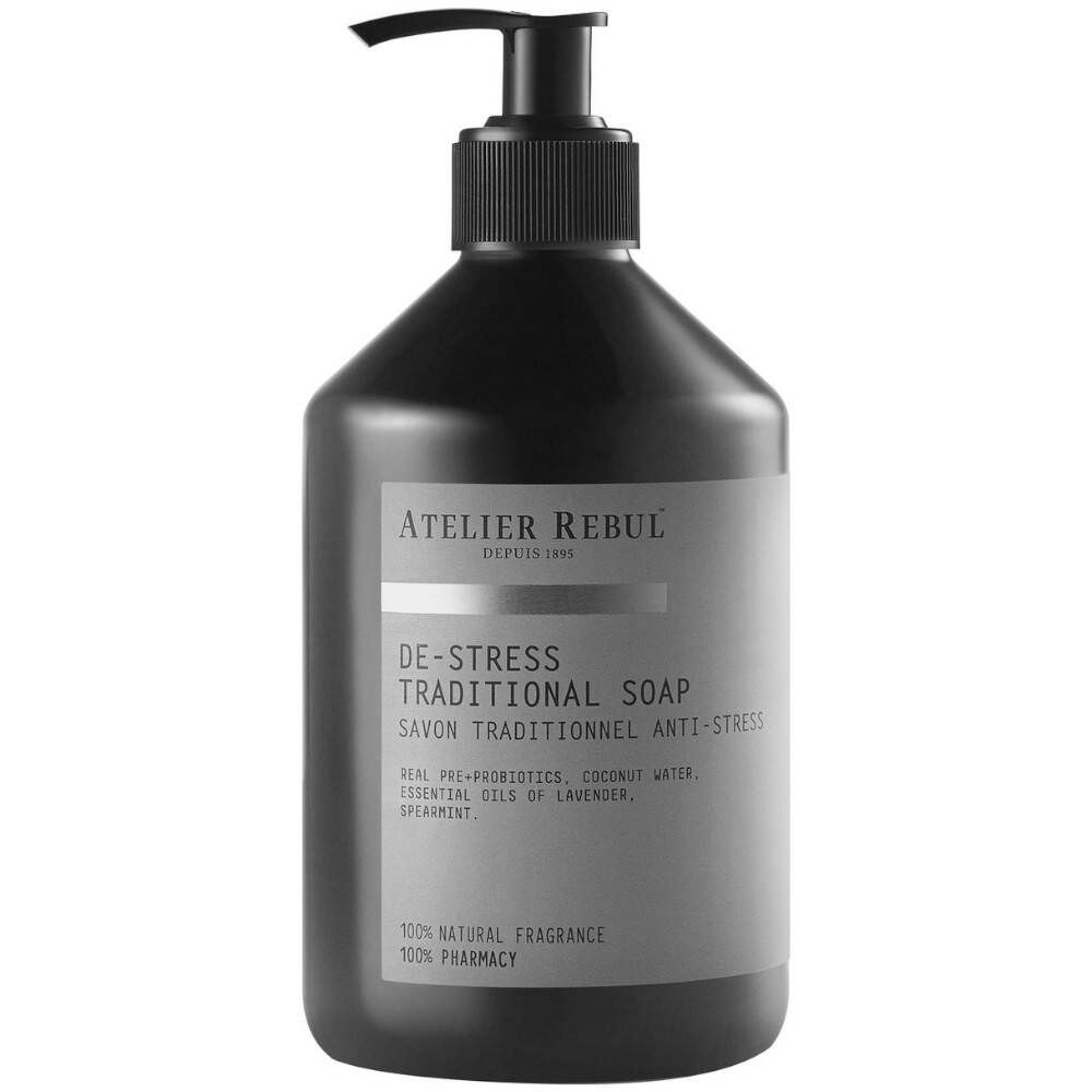 Schwarze Flasche mit Pumpe. Aufschrift: ATELIER REBUL, DE-STRESS TRADITIONAL SOAP. Enthält ätherische Öle.