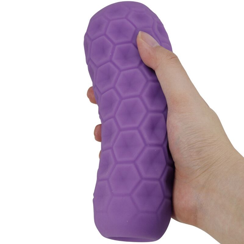 Lila Masturbator mit Wabendesign, gehalten in einer Hand.