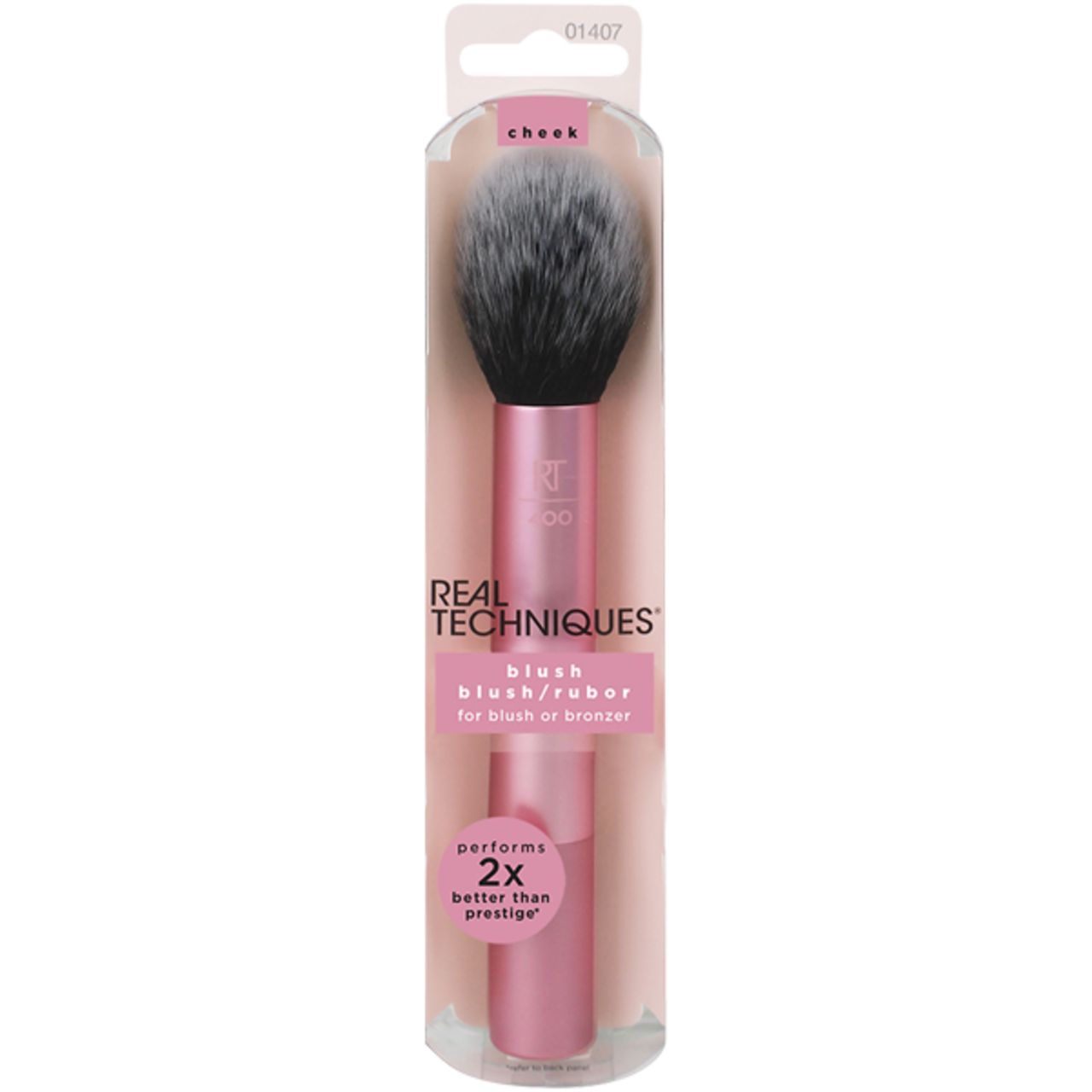 Verpackung mit Pinsel. Der Pinsel hat einen rosa Griff und einen grau-schwarzen Pinselkopf. Auf der Verpackung steht "Real Techniques".