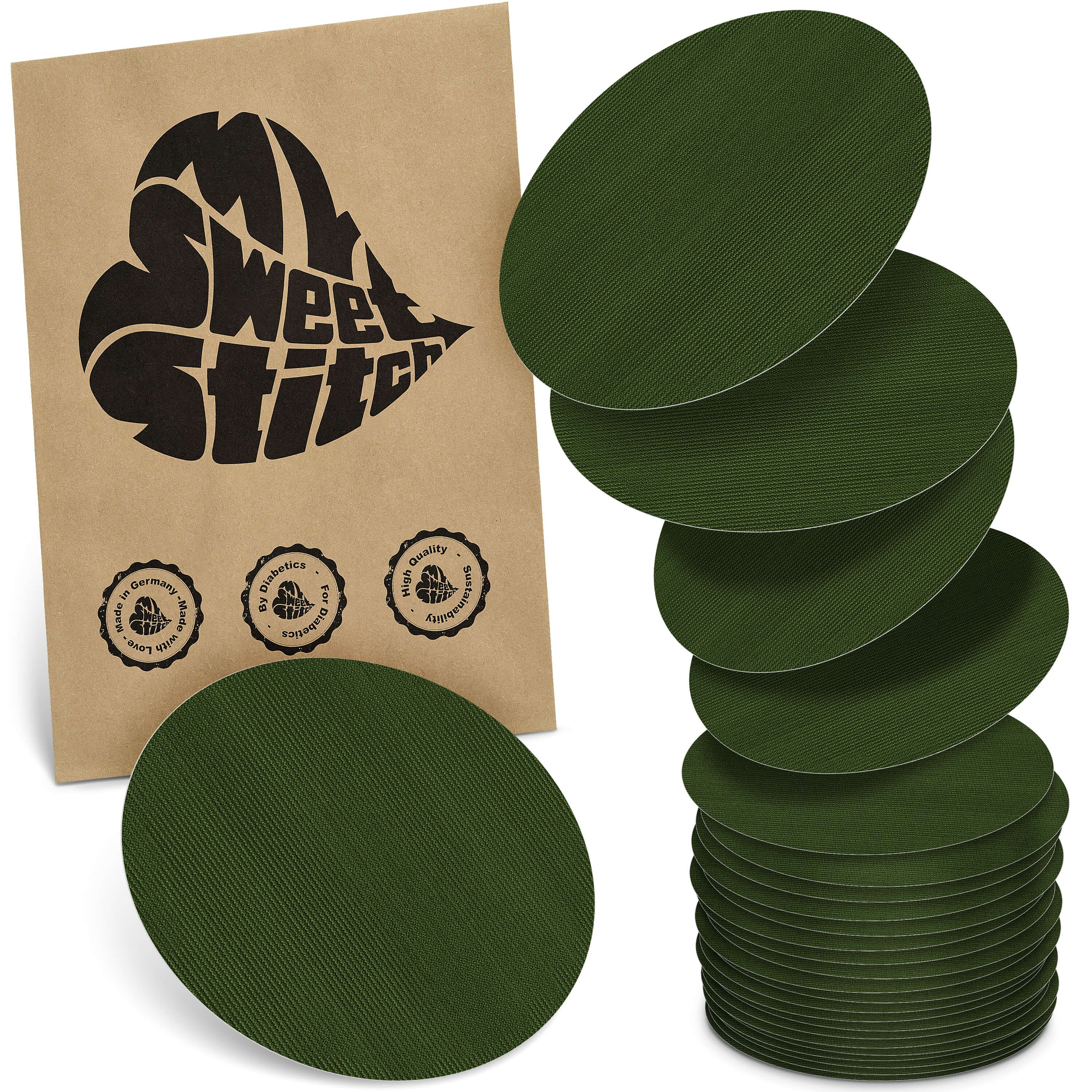 Braune Papiertüte mit Logo. Daneben ovale, grüne Pflaster. Einige gestapelt, andere lose. Texturierte Oberfläche.