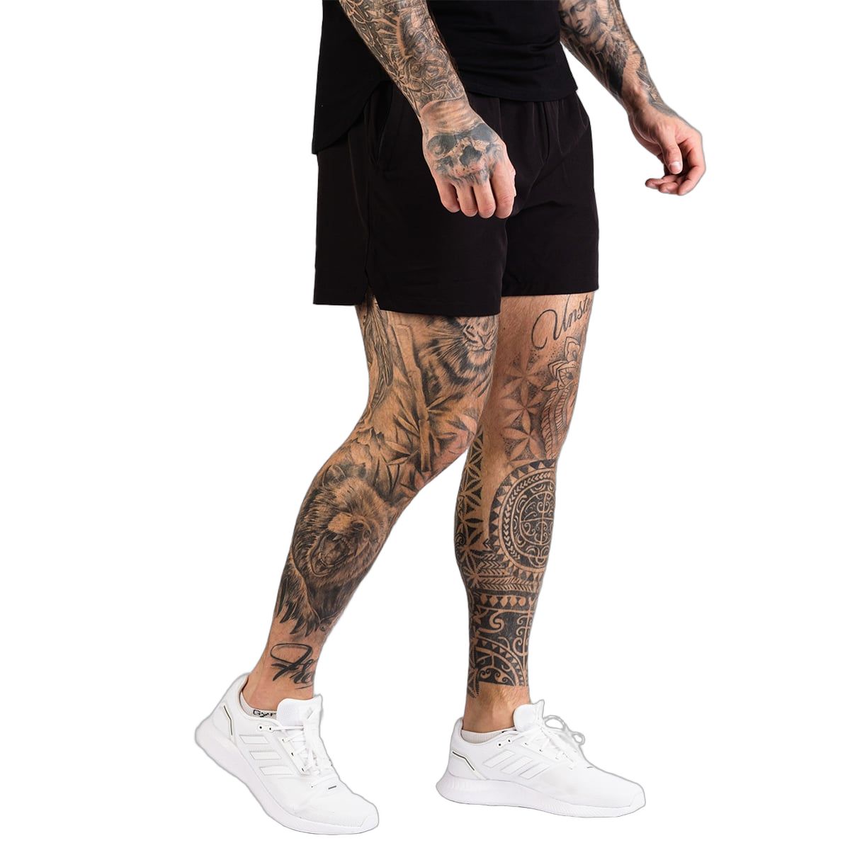 Seitenansicht der schwarzen Herren Shorts, Regular Fit, mit GymBeam-Logo.