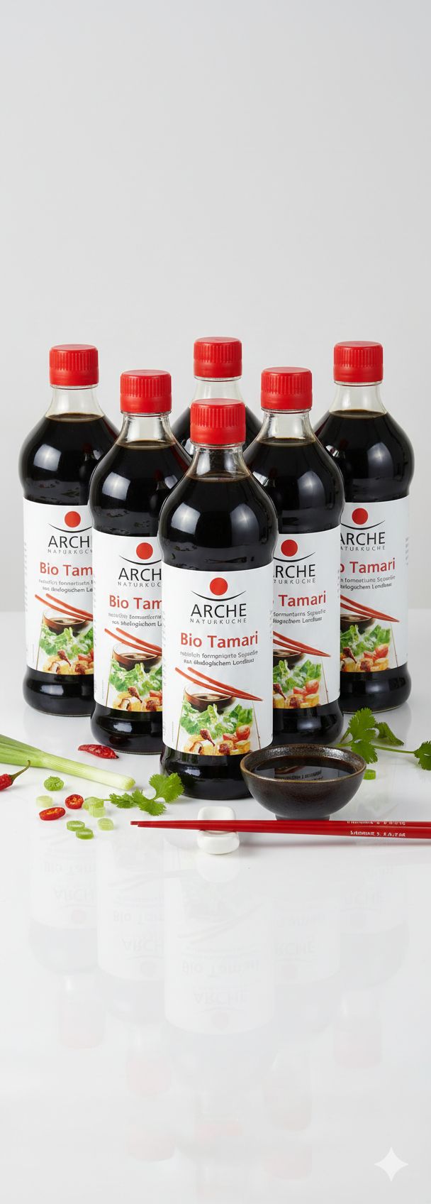 Fünf Flaschen Arche Bio Tamari Sojasauce auf weißem Hintergrund mit Garnitur.