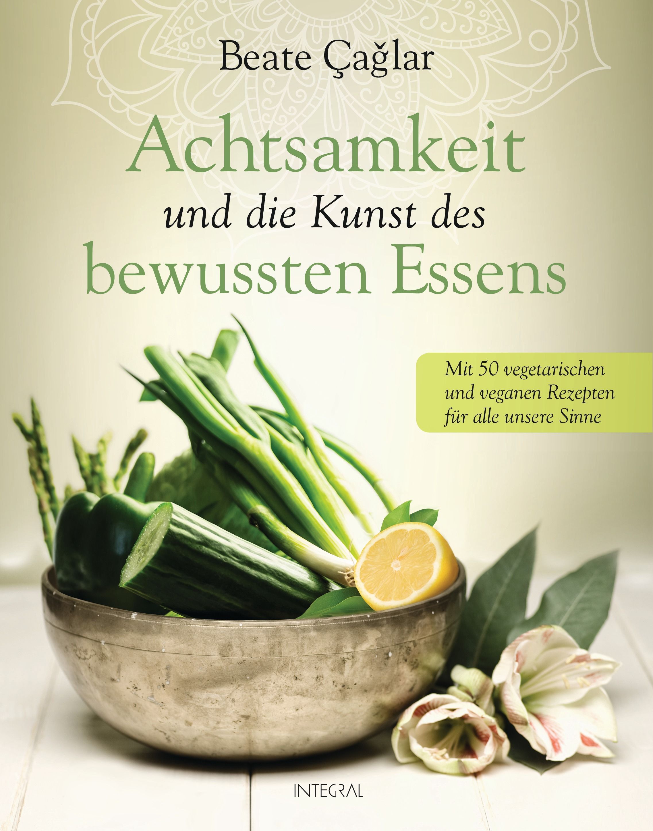 Buchcover: Achtsamkeit und die Kunst des bewussten Essens. Autorin: Beate Çağlar. Gemüse in Schüssel. Text: 50 vegetarische und vegane Rezepte.