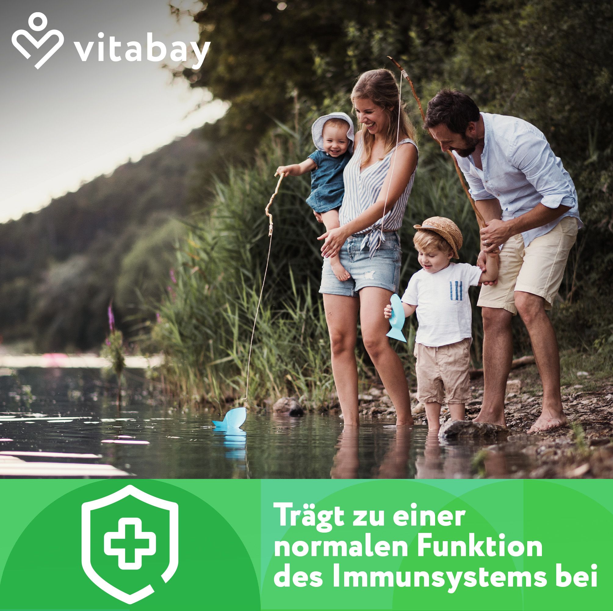 Familie am See. Text: Trägt zu einer normalen Funktion des Immunsystems bei. Vitabay Logo.