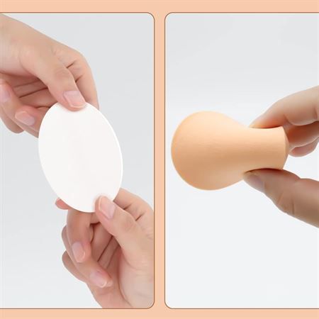 Eine Hand hält einen weißen, runden Make-up-Schwamm. Eine andere Hand hält einen beige, geformten Schwamm.