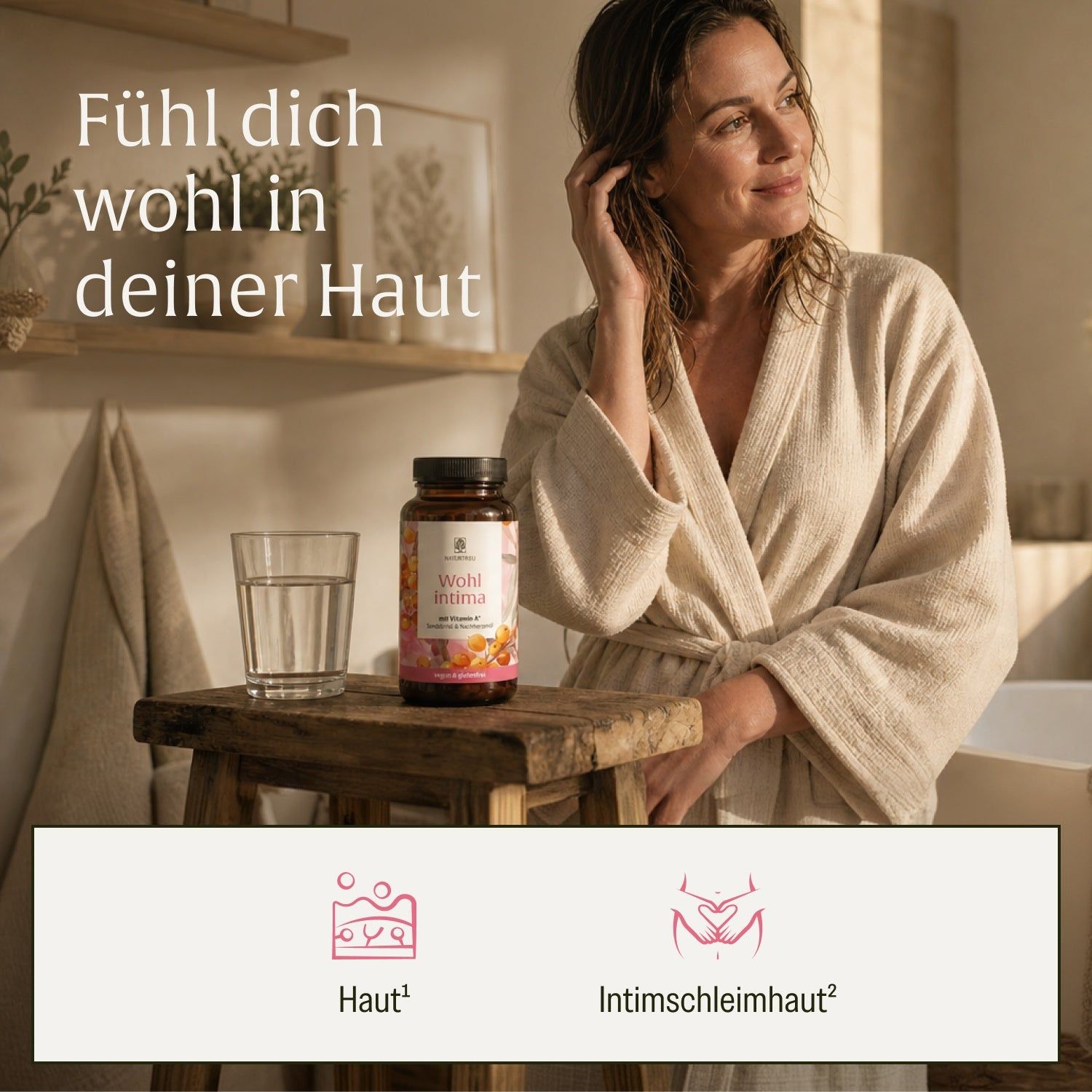 Frau im Bademantel neben einer Flasche Kapseln und einem Glas Wasser.