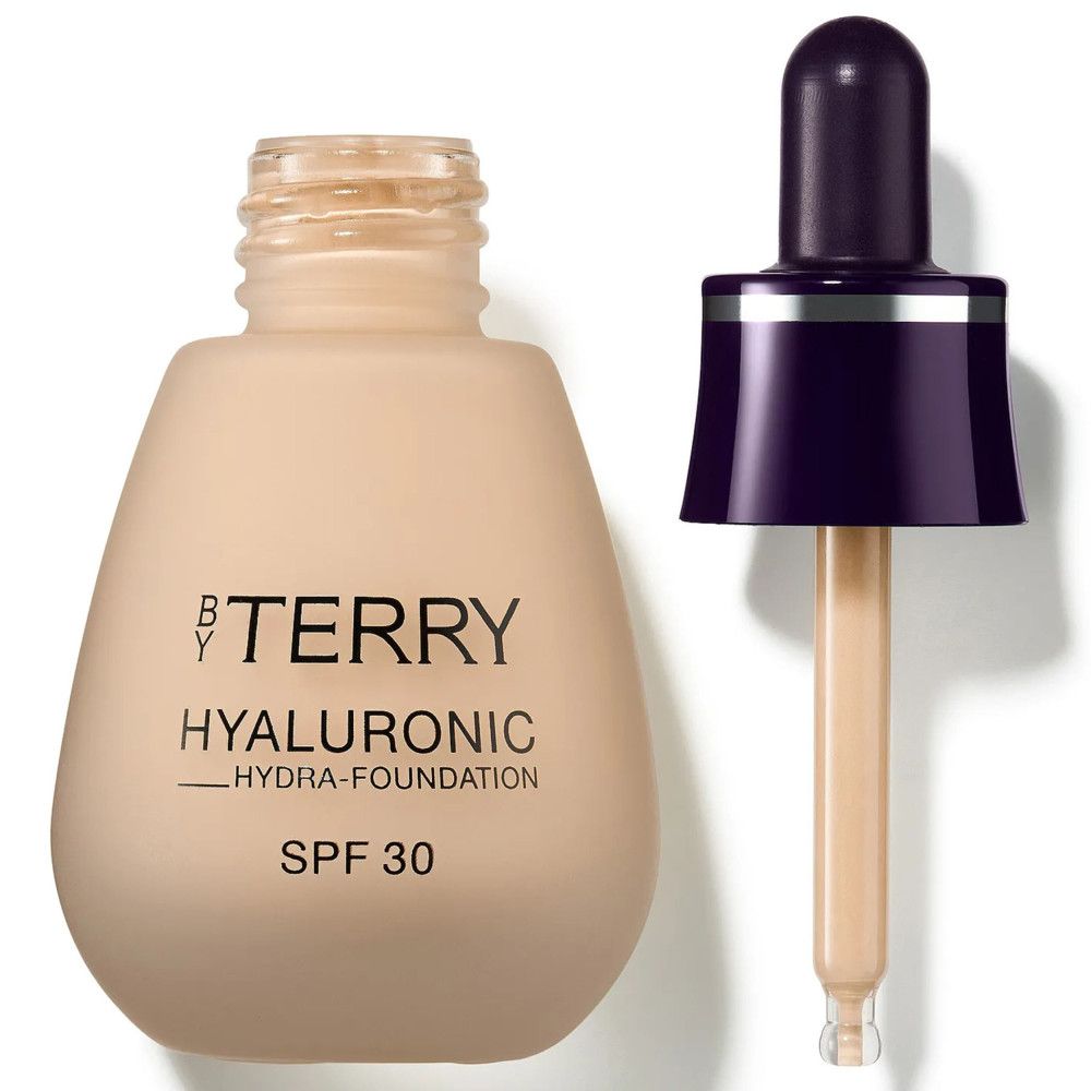 Beige Foundation-Flasche mit Tropfer. Aufschrift: BY TERRY, HYALURONIC HYDRA-FOUNDATION, SPF 30.