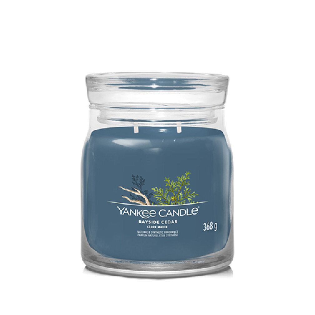 Kerzenglas mit Deckel. Blaue Kerze mit Aufdruck und Schriftzug. 368g. Yankee Candle Bayside Cedar.