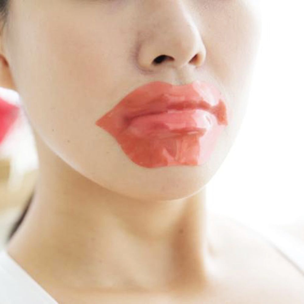 Person mit Lippenmaske. Durchsichtige, rosafarbene Maske bedeckt die Lippen. Nahaufnahme, heller Hintergrund.