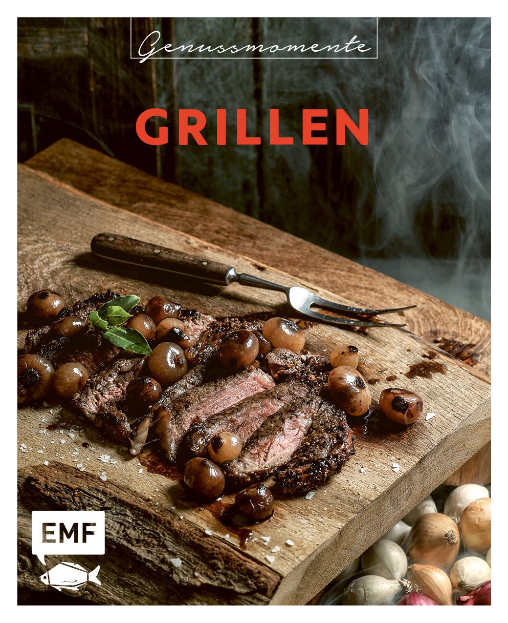Holzbrett mit gegrilltem Fleisch, Zwiebeln und Gabel. Oben steht "Genussmomente", darunter "GRILLEN" in Rot. EMF-Siegel.