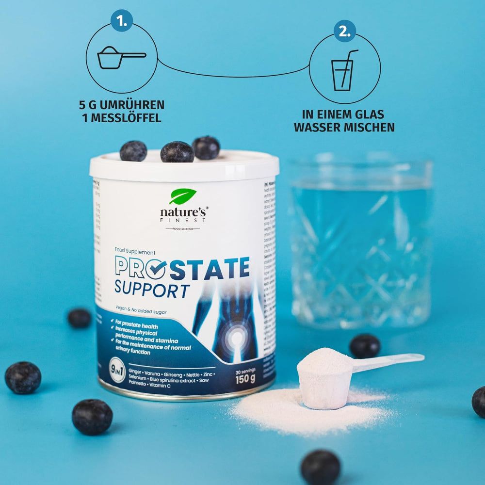 Nature's Finest Prostate Support Dose mit Messlöffel und einem Glas Wasser. Blaubeeren als Dekoration.