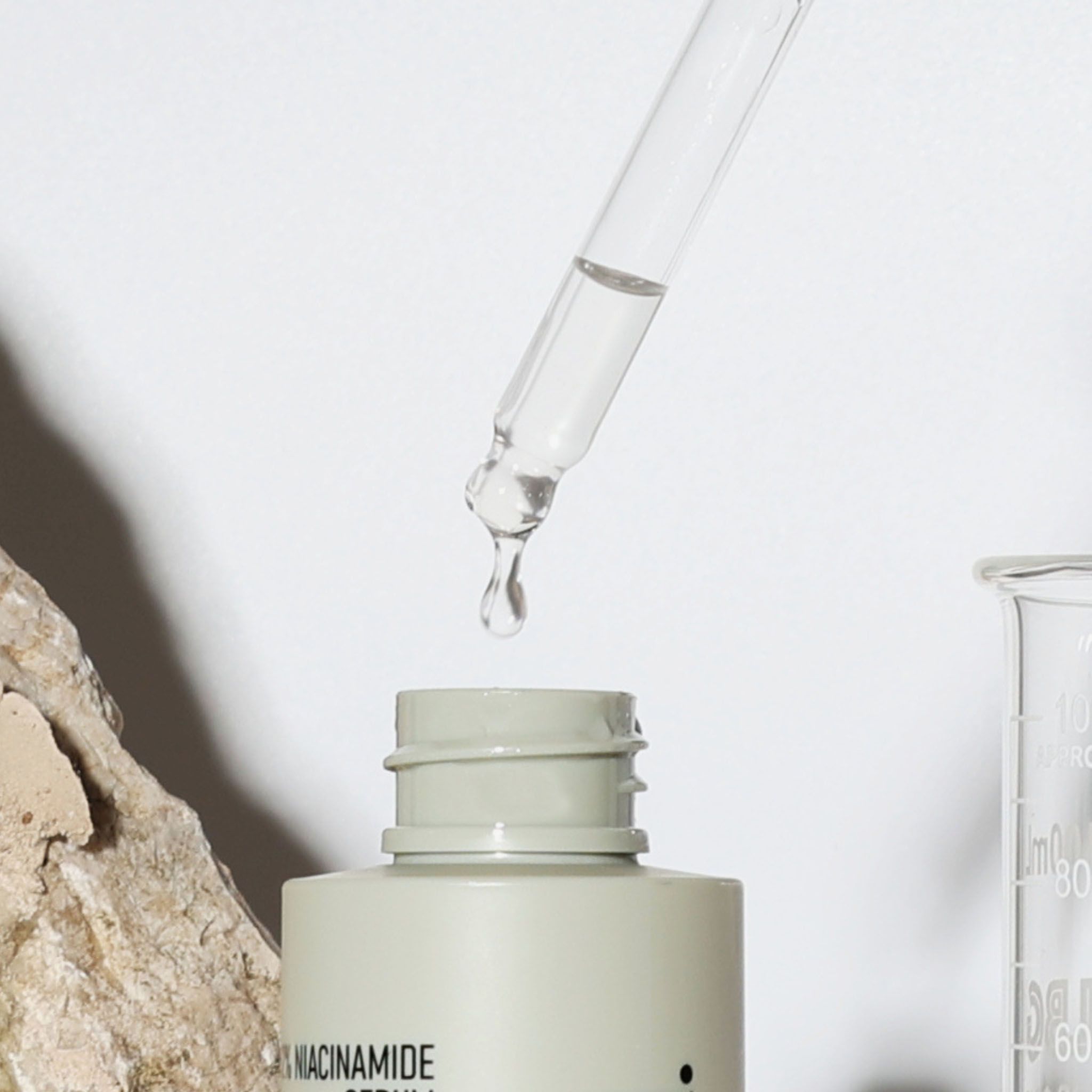 10% Azelainsäure Cream-Serum, 30ml Flasche, mit Pipette.