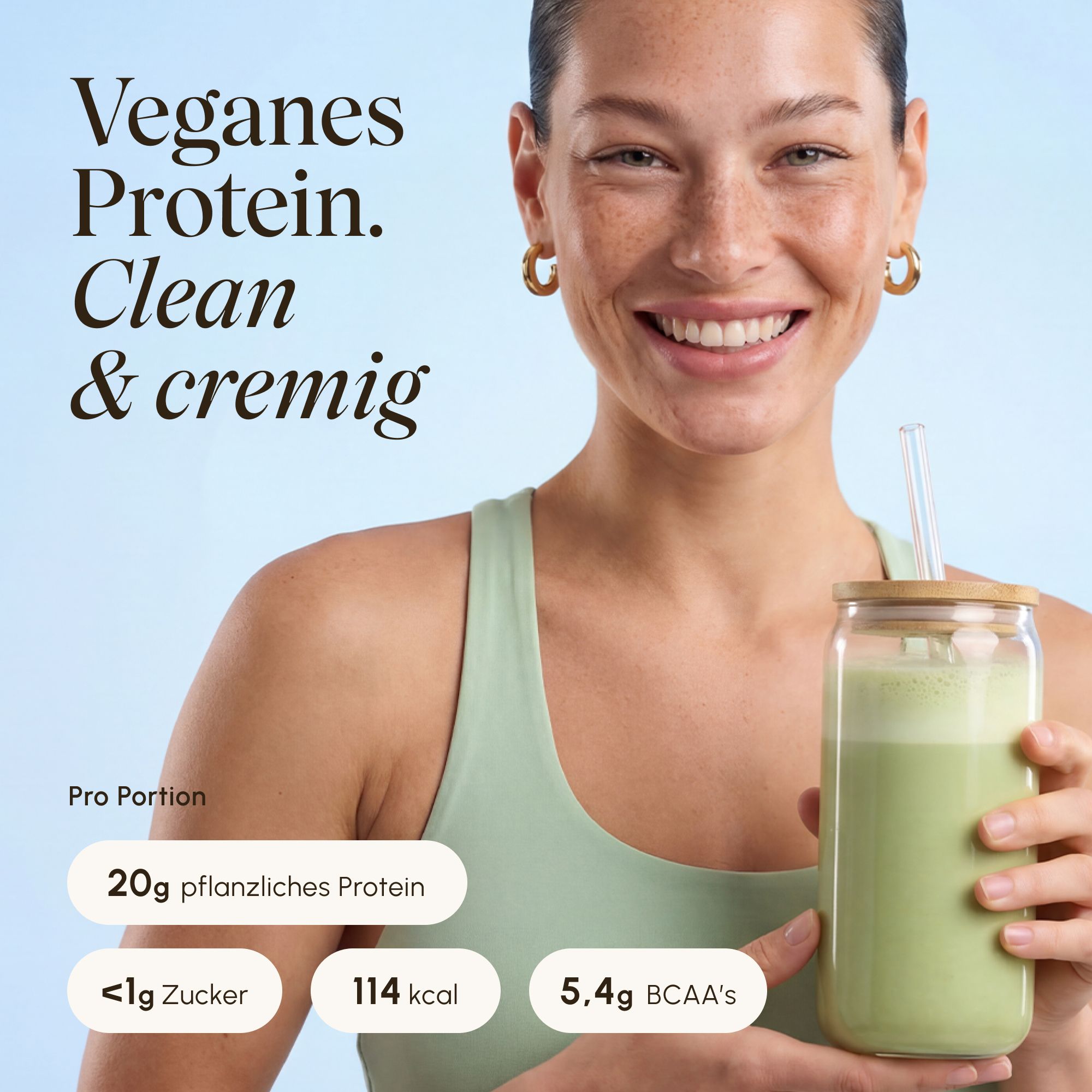 Frau hält grünen Shake. Text: 20g pflanzliches Protein, <1g Zucker, 114 kcal.