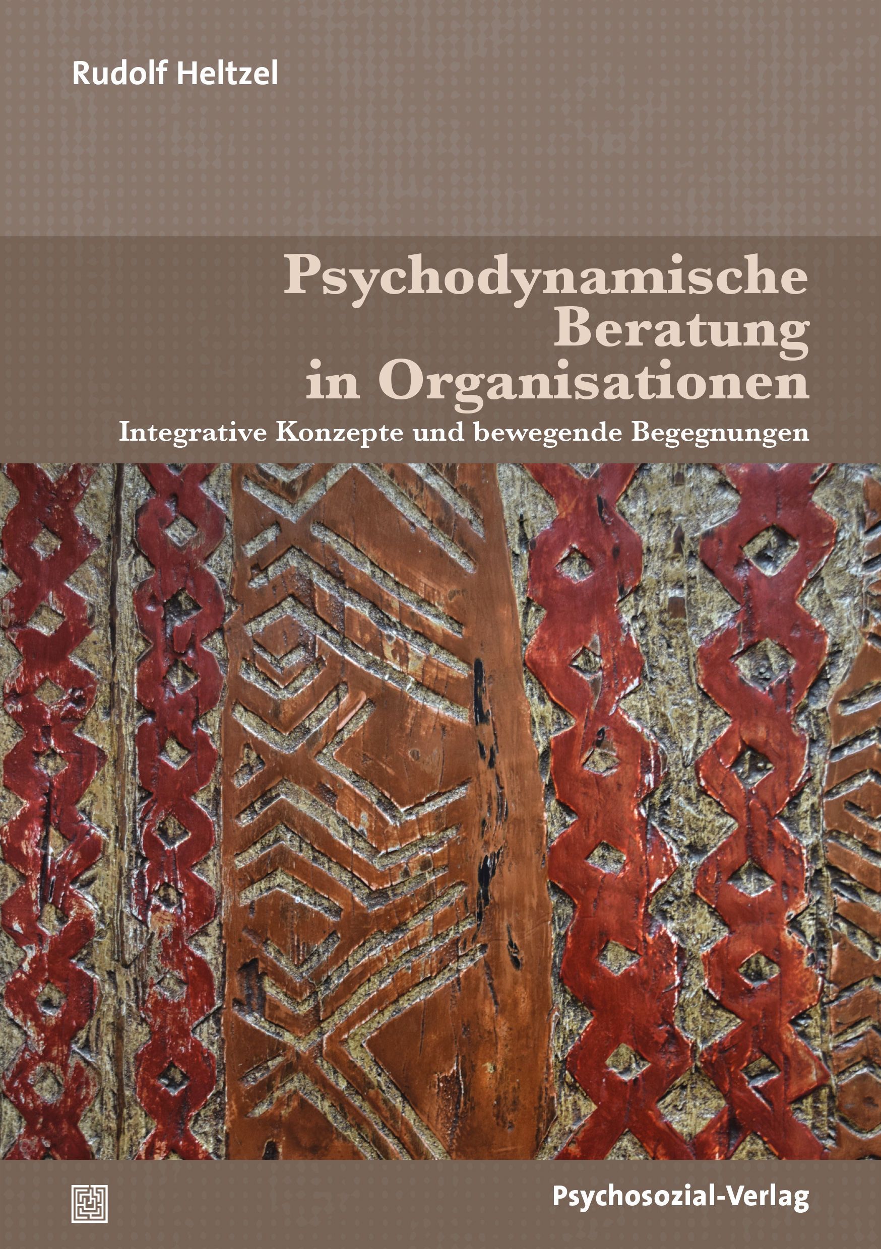 Buchcover: Psychodynamische Beratung in Organisationen. Autor: Rudolf Heltzel. Verlag: Psychosozial-Verlag. Hintergrund: Holz mit roter Verzierung.