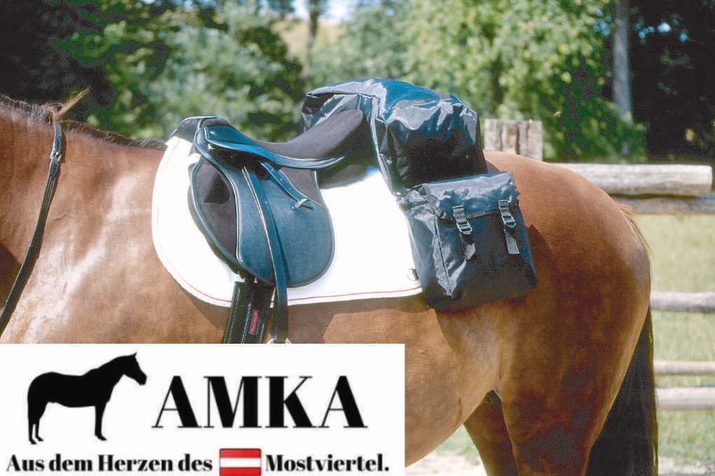 Pferd mit Sattel und Satteltaschen. Schwarze Taschen an der Seite. Text: AMKA.