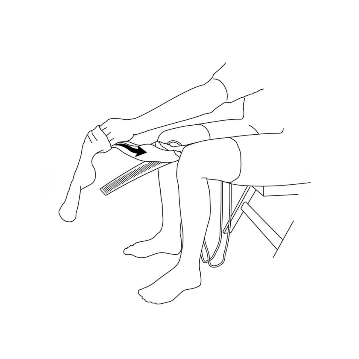 Schwarz-Weiß-Illustration: Person benutzt ein Hilfsmittel, um eine Socke anzuziehen. Das Bein ist in dem Hilfsmittel.