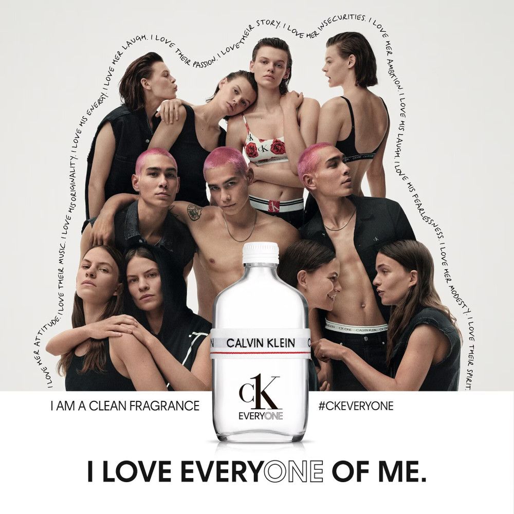 Eine Gruppe von Menschen um eine Flasche. Auf der Flasche steht "CALVIN KLEIN EVERYONE".