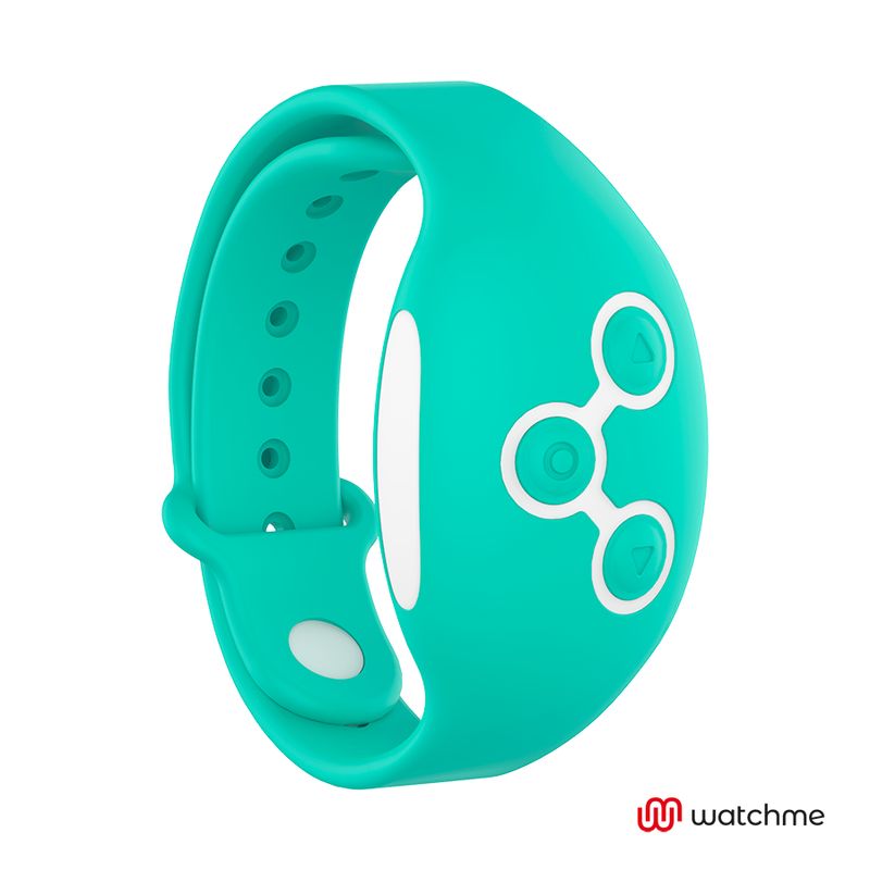 Türkisfarbenes Armband mit drei Symbolen und einem Knopf.