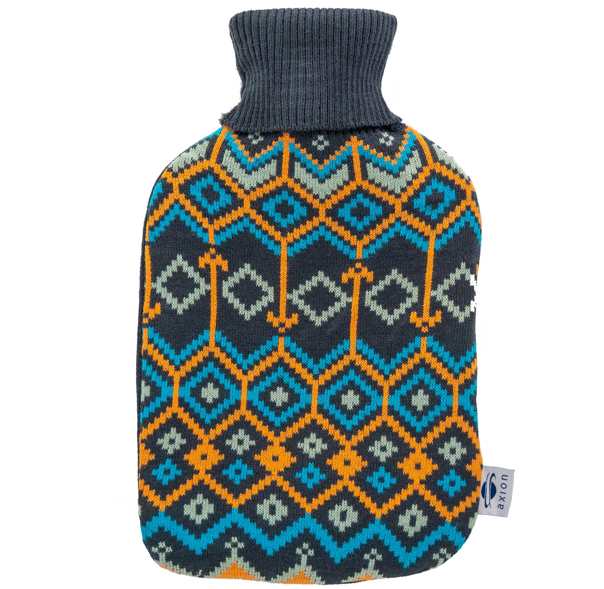 Wärmflasche mit blau-gelbem Strickbezug. Rechteckig, mit Strickkragen. axion®-Label.