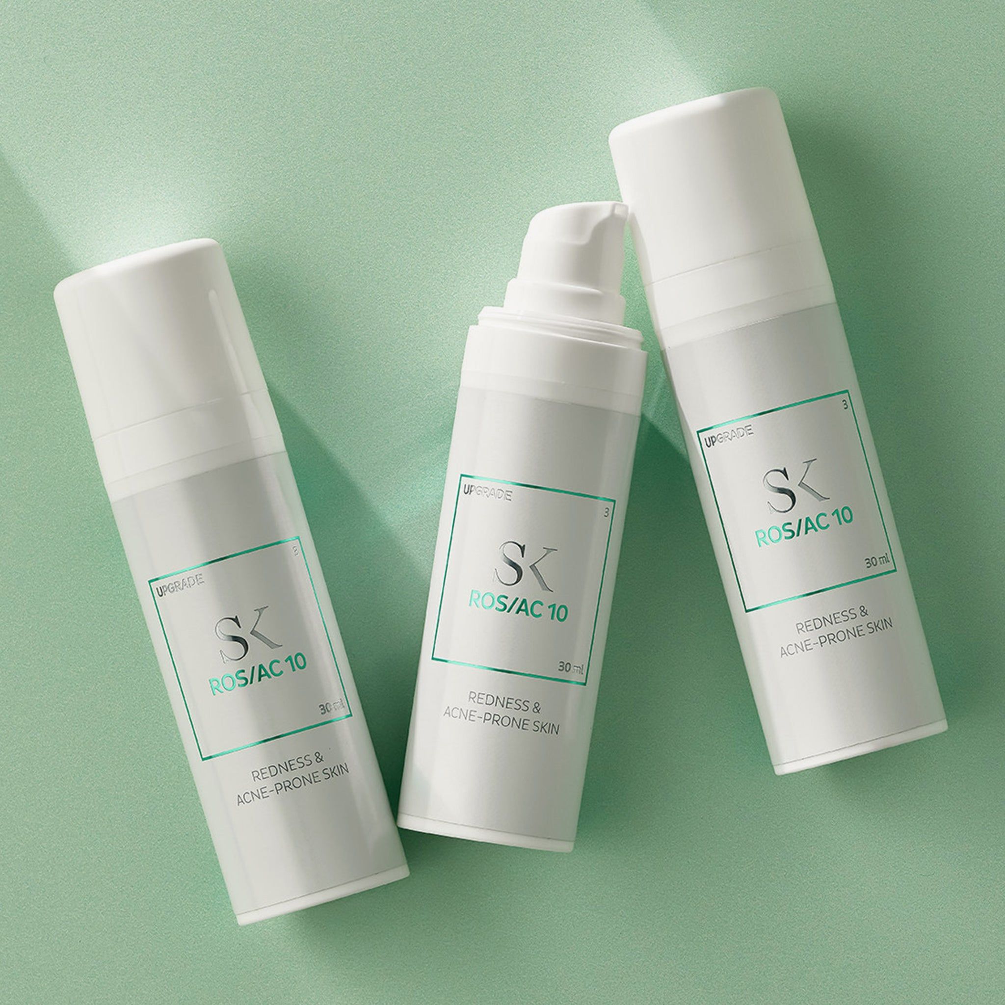 Drei weiße Flakons mit grünem Etikett. Aufschrift: SK ROS/AC 10, 30 ml. Text: Redness & Acne-Prone Skin.