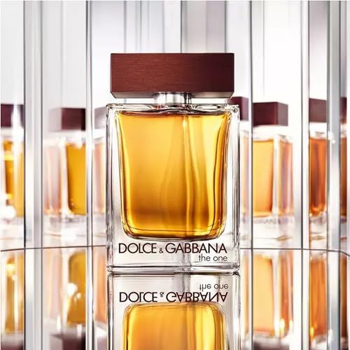 Mehrere Flakons Dolce & Gabbana The One For Men. Rechteckige Flakons mit braunen Deckeln, in einer Spiegelung.