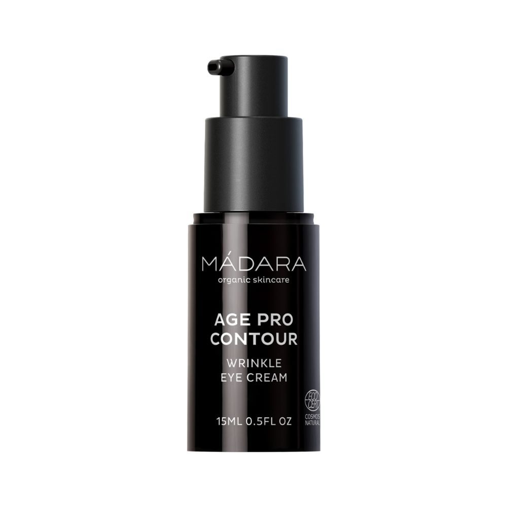 Schwarze Flasche mit Pumpverschluss. Aufschrift: MÁDARA organic skincare, AGE PRO CONTOUR, WRINKLE EYE CREAM, 15ml 0.5FL OZ.