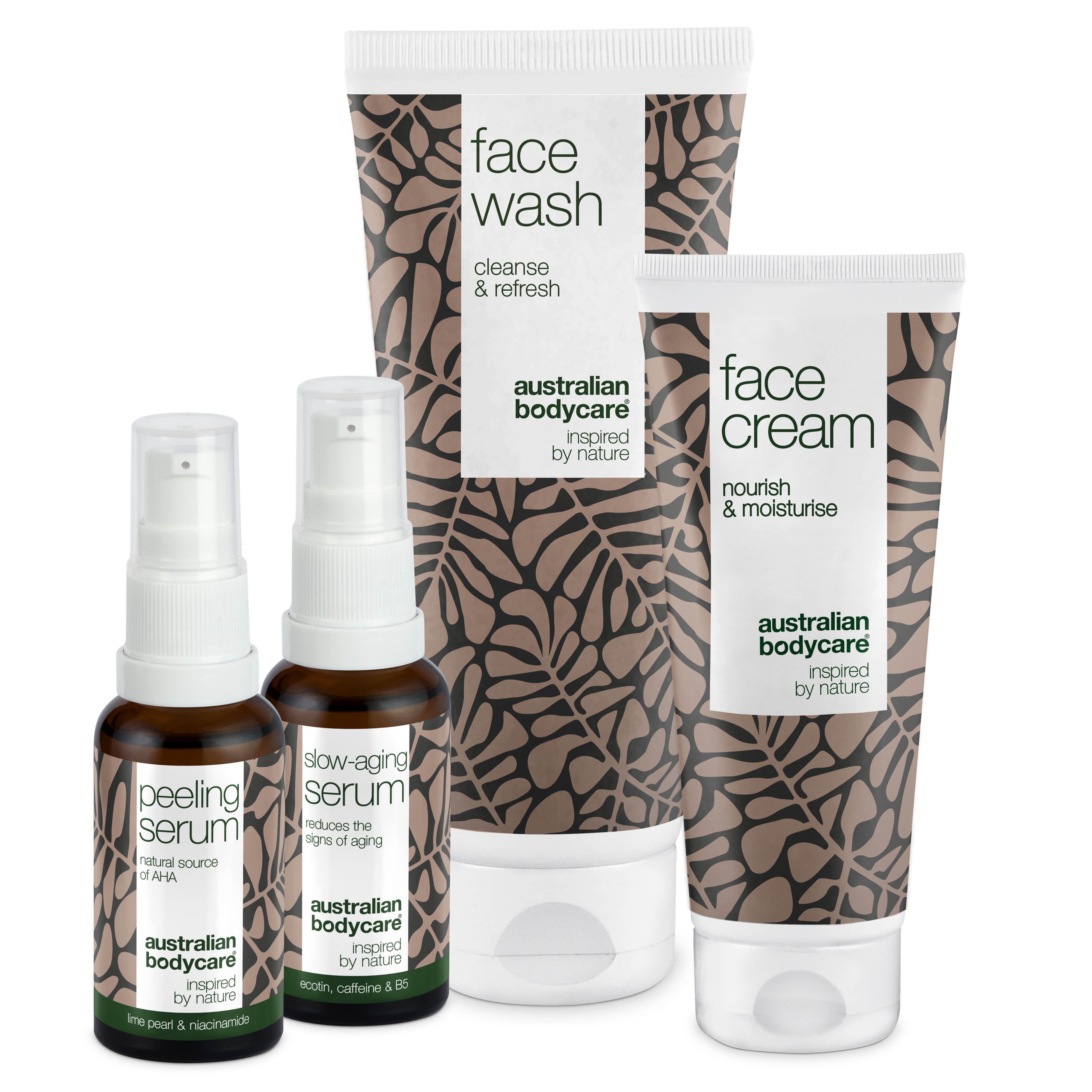 Vier Produkte: Face Wash, Face Cream, Peeling Serum, Slow-Aging Serum. Braune Flaschen und Tuben mit weißem Deckel.